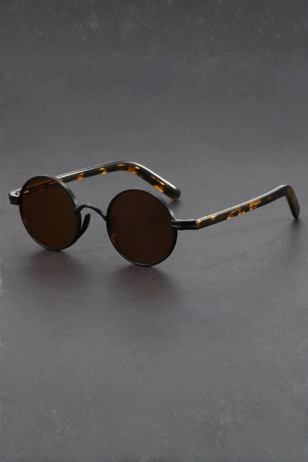Retro men's round sunglasses featuring sleek black frames & dark gray lenses, ensuring UV400 eye protection.