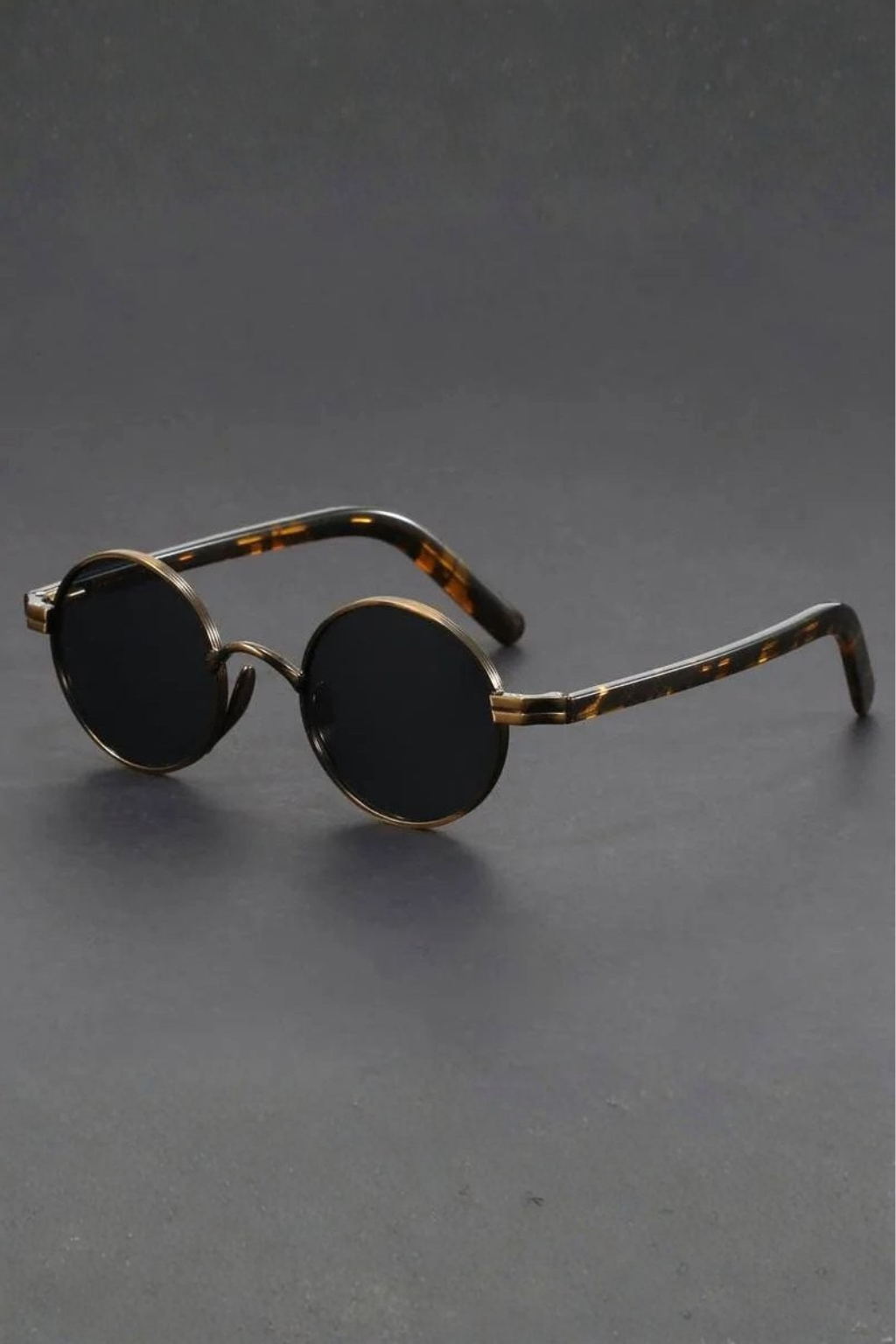Timeless men's vintage round eyewear, classic gold frame sunglasses with UV400 protection for a retro look.