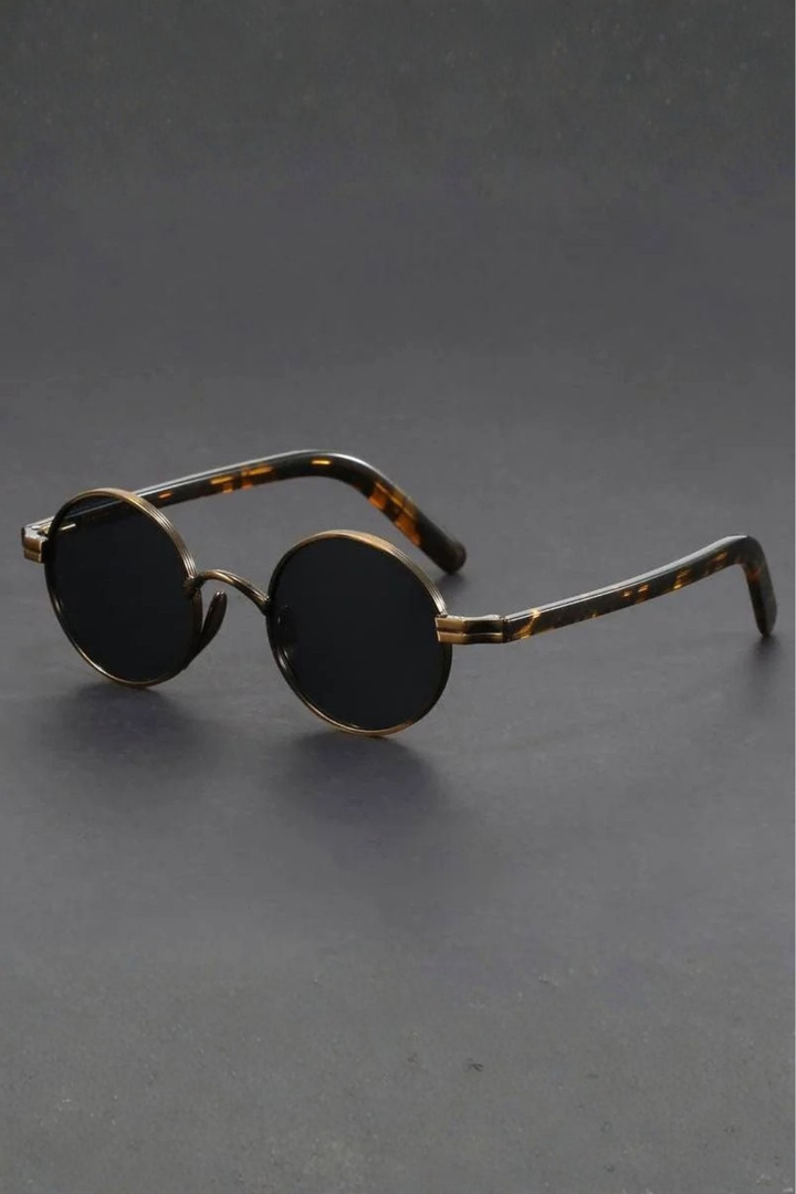 Timeless men's vintage round eyewear, classic gold frame sunglasses with UV400 protection for a retro look.