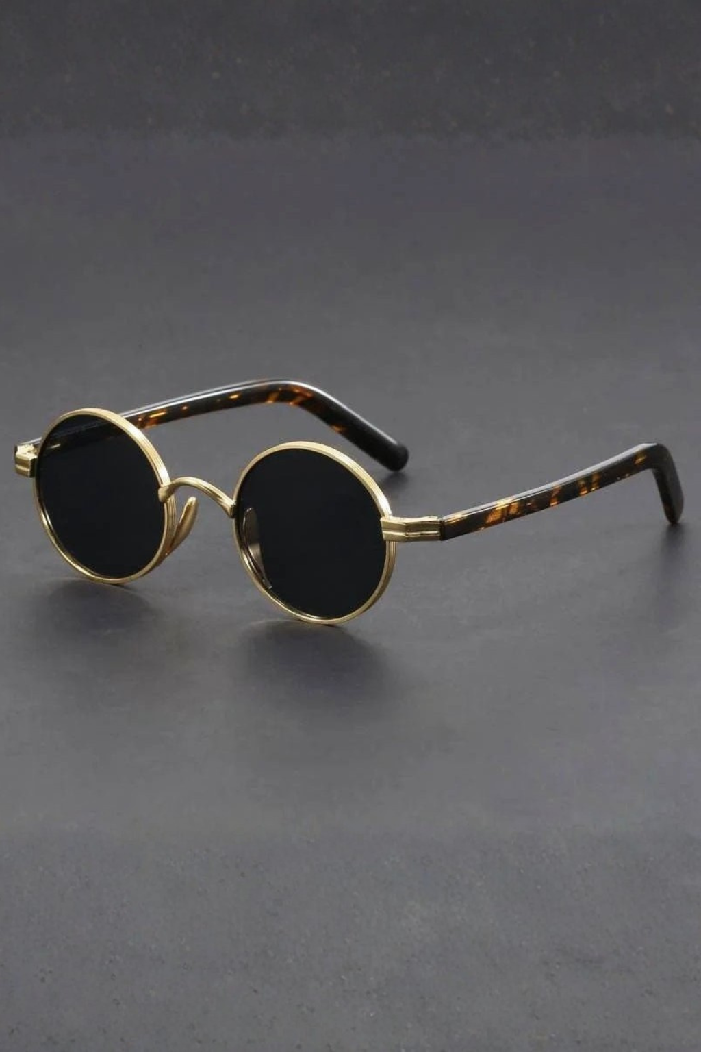 Men's retro round sunglasses with black frames, UV400 lenses, offering vintage style & sun protection.
