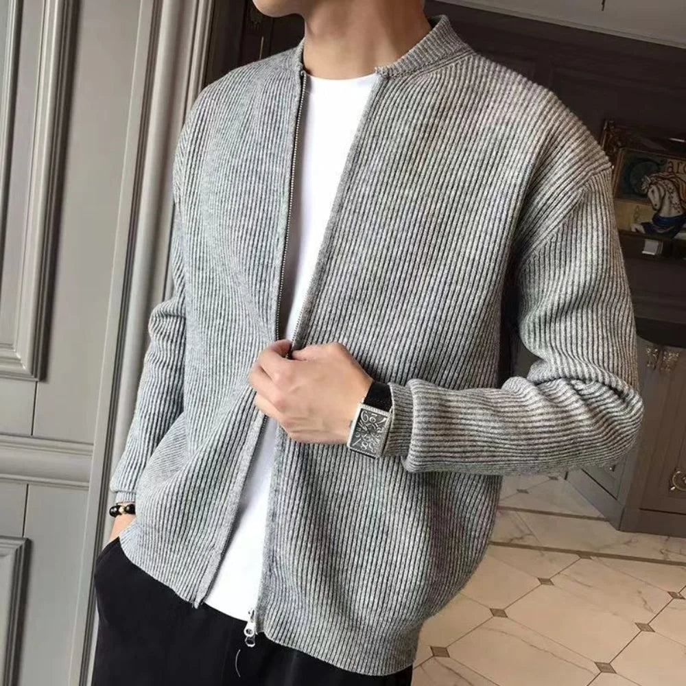 Modern men's beige zipper cardigan, soft, warm, and loose-fitting, ideal for versatile fall and winter style.