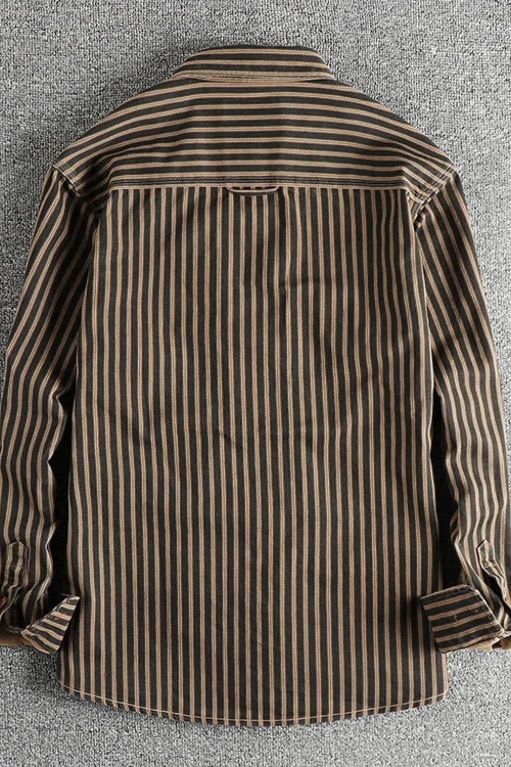 Versatile men's casual striped shirt, button-down, with long sleeves and a relaxed loose fit.