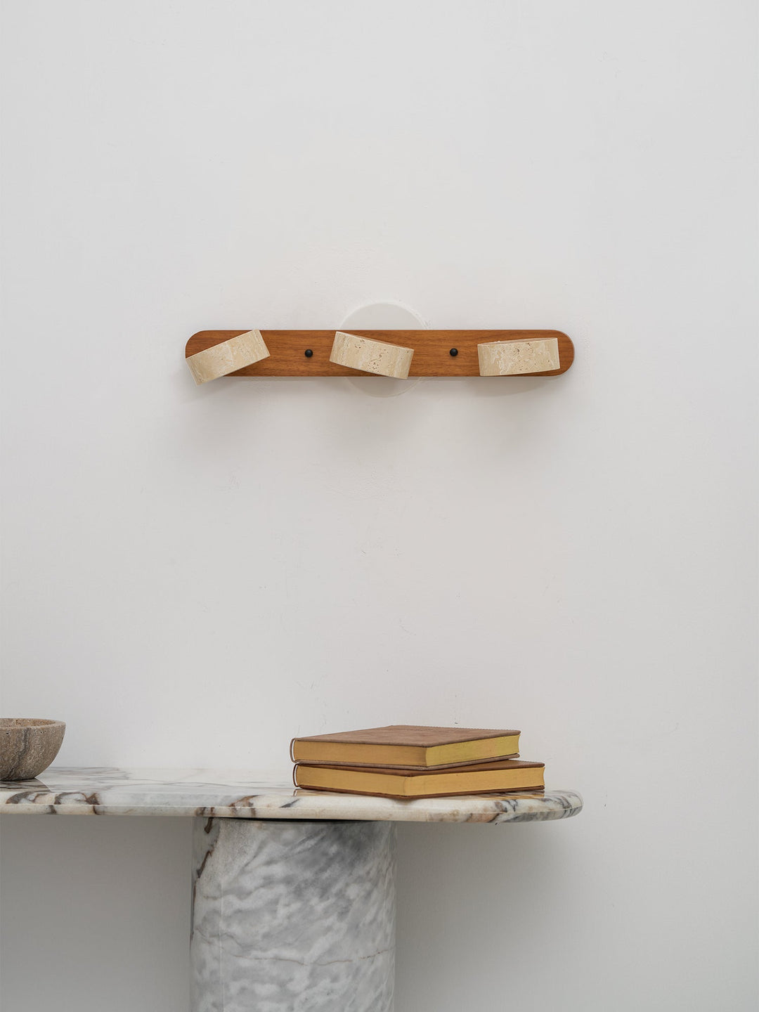 Stylish dimmable LED wall lamp, ideal for versatile interior lighting.