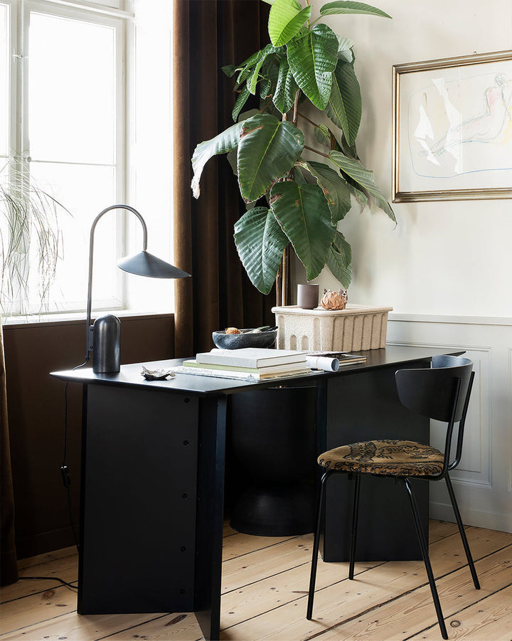 Contemporary black table lamp, arched, for Japandi decor with a sleek marble base.