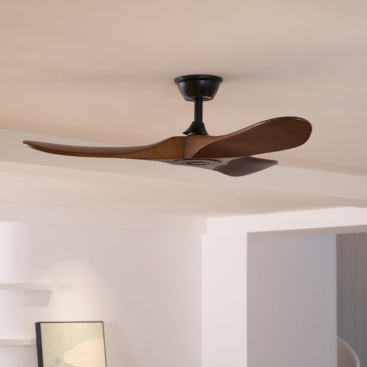 Plafondventilator: Modern wooden ceiling fan with remote control, natural finish.