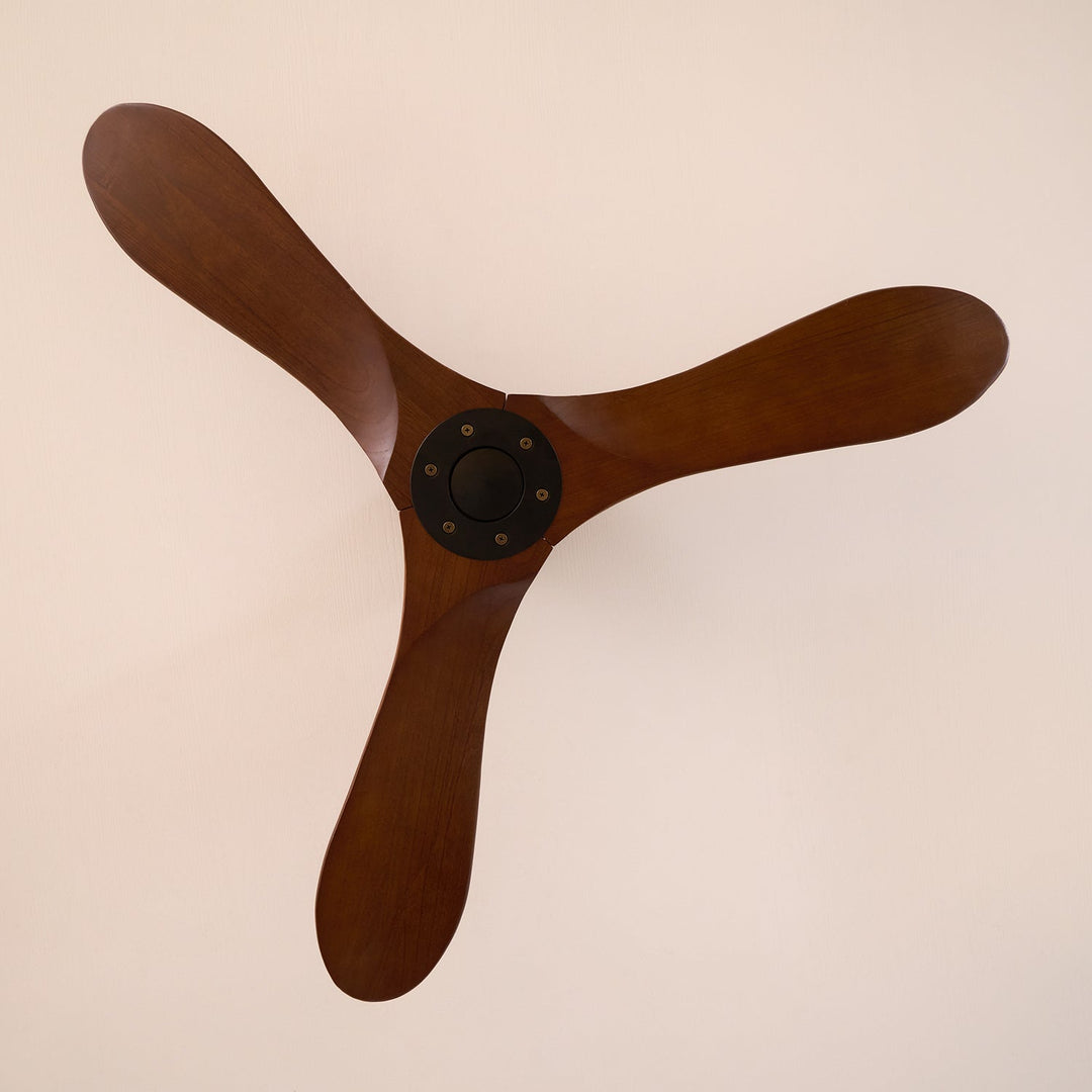 Modern wooden plafondventilator with remote control, quiet and perfect for living rooms.