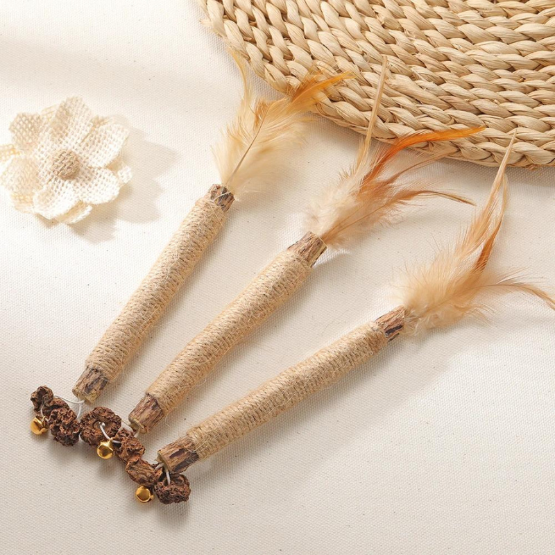 Natural silvervine dental chew sticks for cats, 5-pack. Promotes oral hygiene.