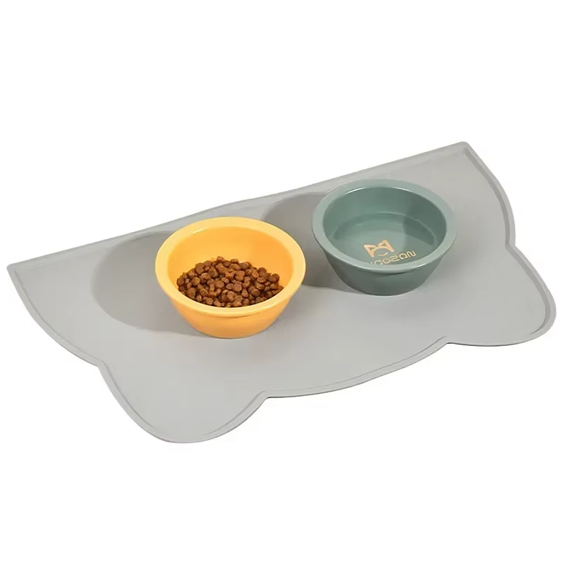 Prevent floor stains & messes with this durable, non-slip silicone mat for your cat's food.