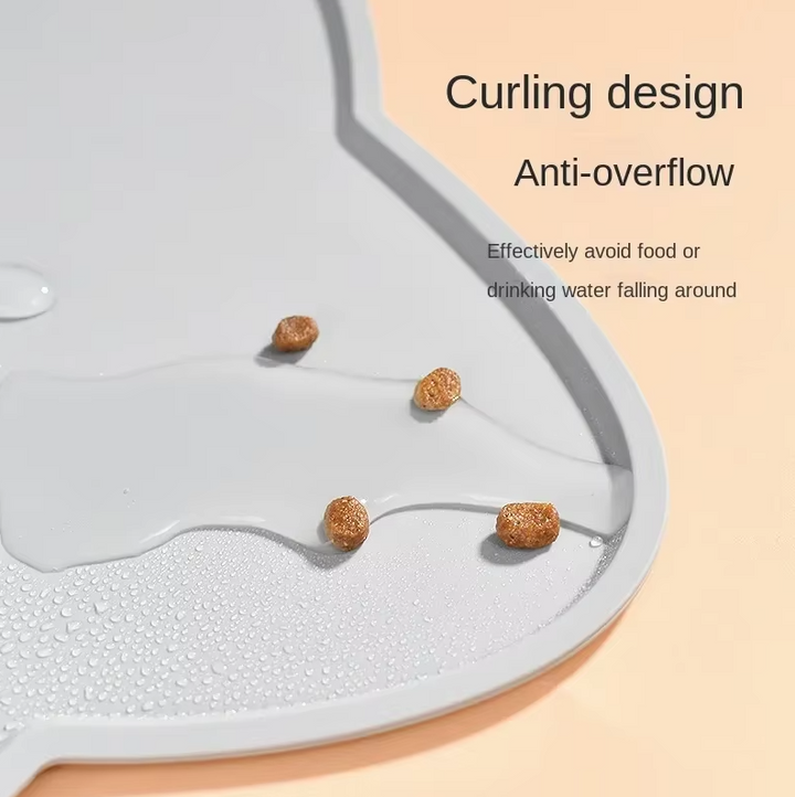 Pet feeding accessory: silicone cat mat, non-slip and spill-proof for a hygienic meal.