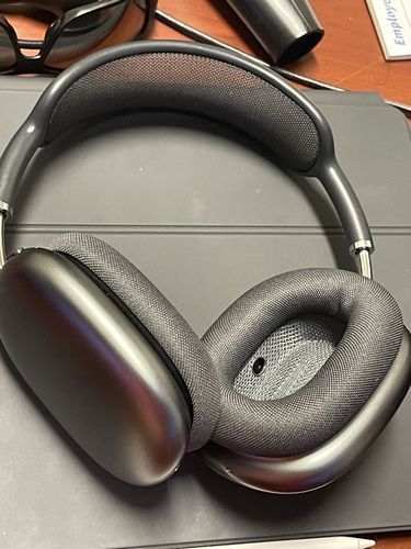 Sports headphones with secure fit and noise cancelling for focused workouts