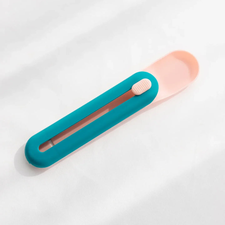 Pet food paste squeezer with slider, designed for precise portioning of cat and dog wet food. No mess.
