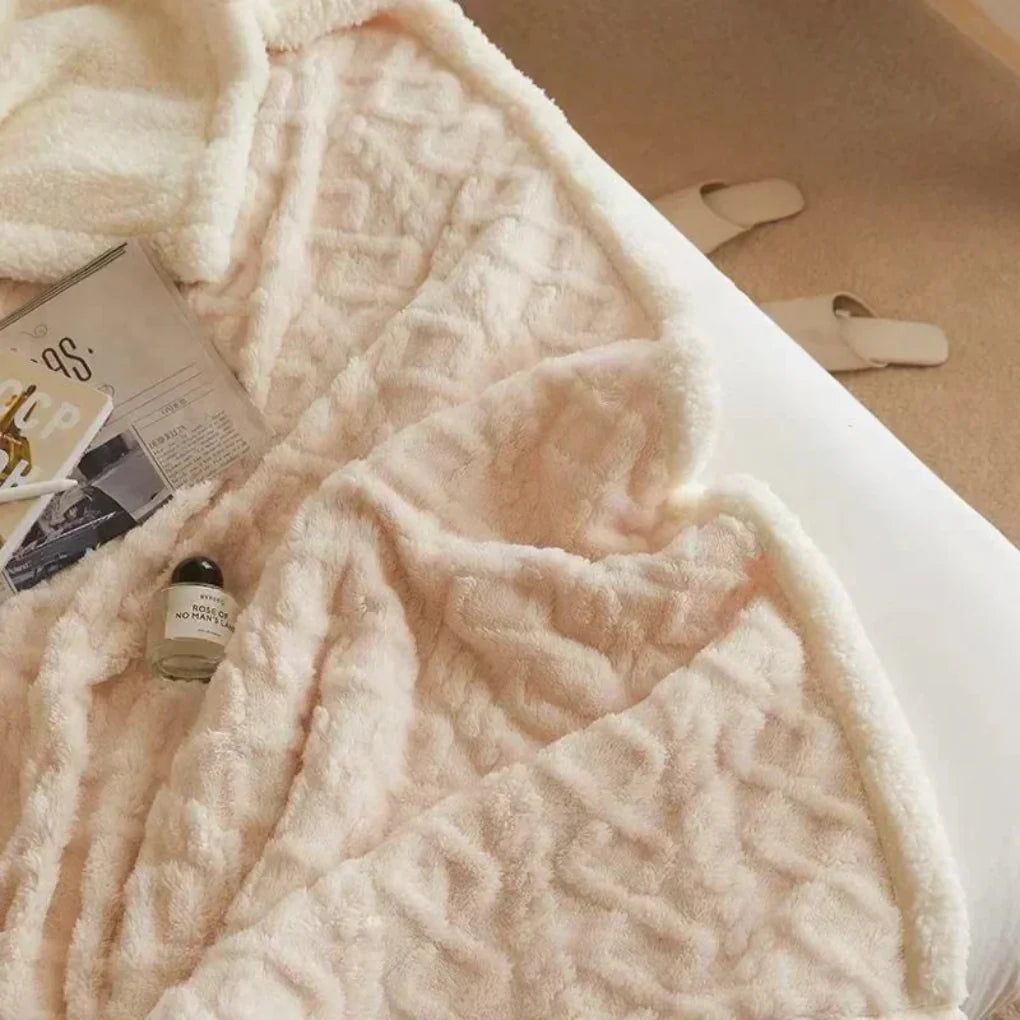 High-quality polyester fiber blanket, designed for thickness and luxurious coziness.