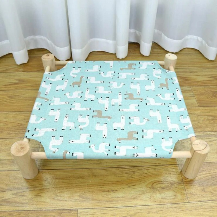 Indoor/outdoor pet furniture: Elevated bed for cats on the go