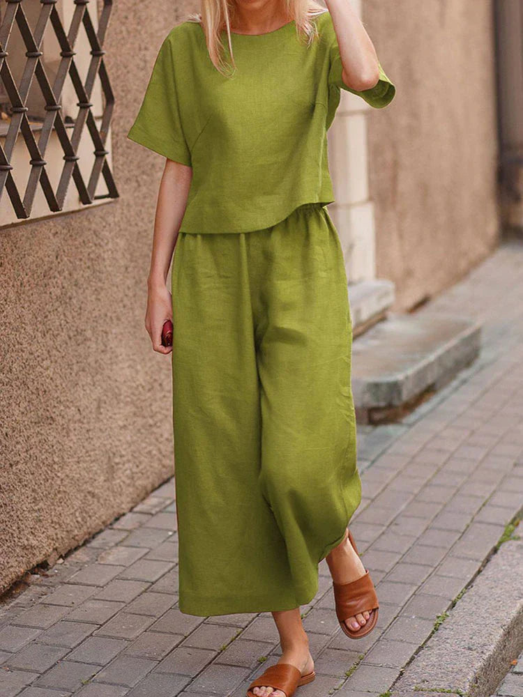 Breathable linen two-piece set for women, ideal for a relaxed summer outfit or comfortable loungewear.