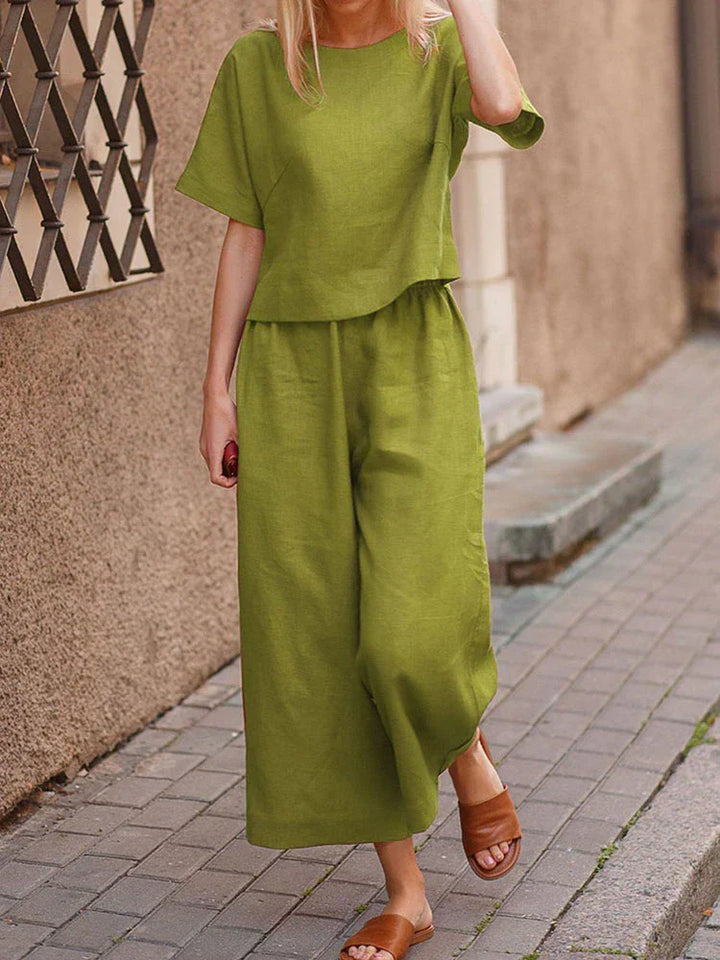 Breathable linen two-piece set for women, ideal for a relaxed summer outfit or comfortable loungewear.