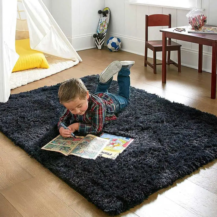 Elegant round fluffy rug, ultra-soft and non-slip, perfect for creating a cozy, modern living space.