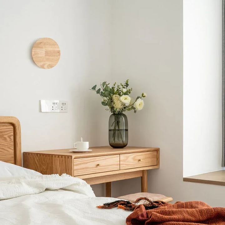 Modern wooden wall lamp, Scandinavian design, with warm LED light. Ideal for minimalist home decor.