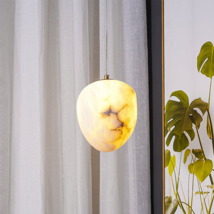 Modern classic: sculptural pebble pendant light with brass finish for Japandi style rooms.