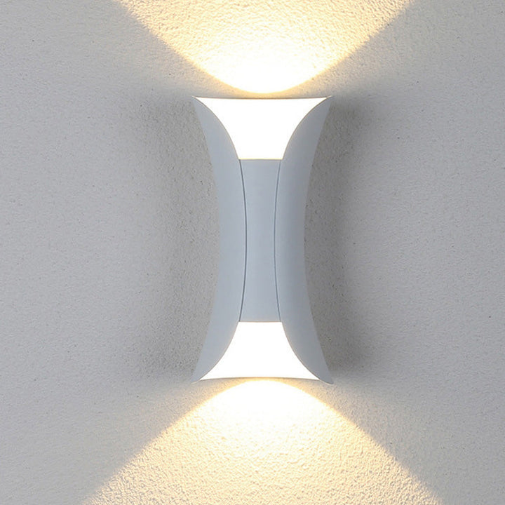 IP65 weather-resistant modern LED wall lamp for reliable exterior illumination.