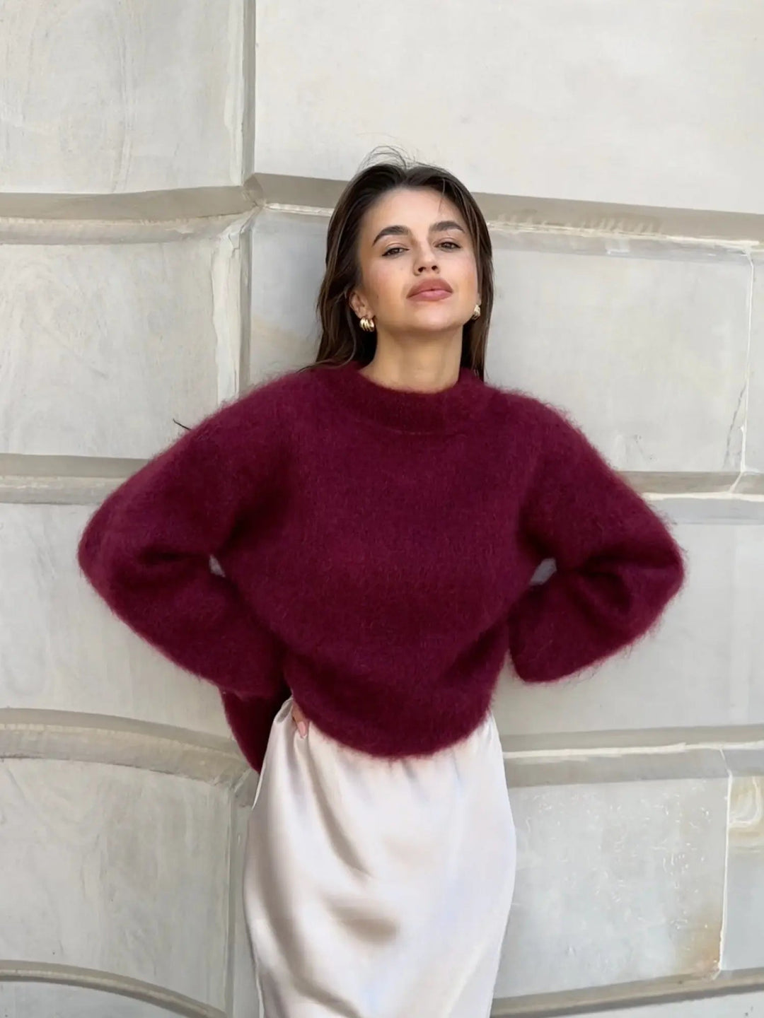 Soft oversized women's sweater for cozy comfort. Relaxed fit pullover, perfect for autumn & winter style.
