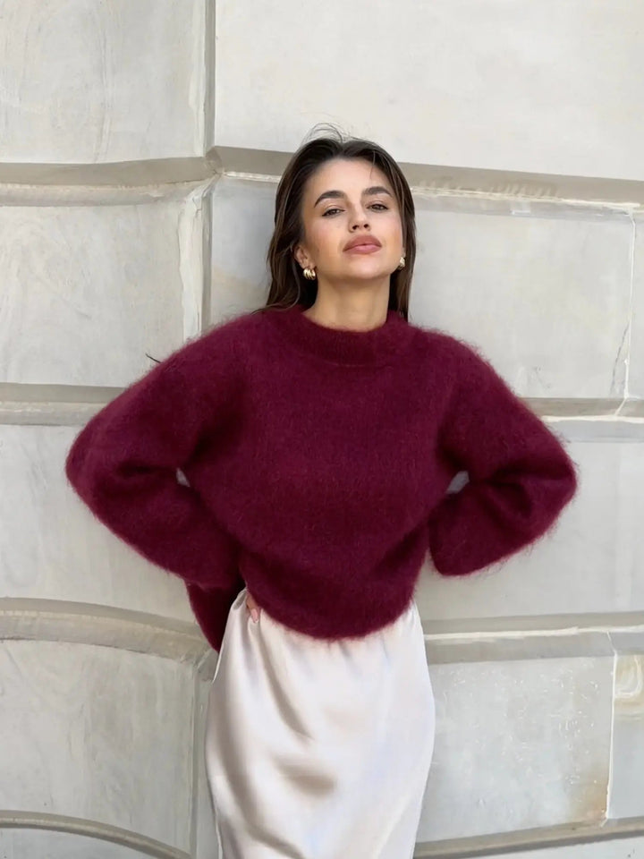 Soft oversized women's sweater for cozy comfort. Relaxed fit pullover, perfect for autumn & winter style.