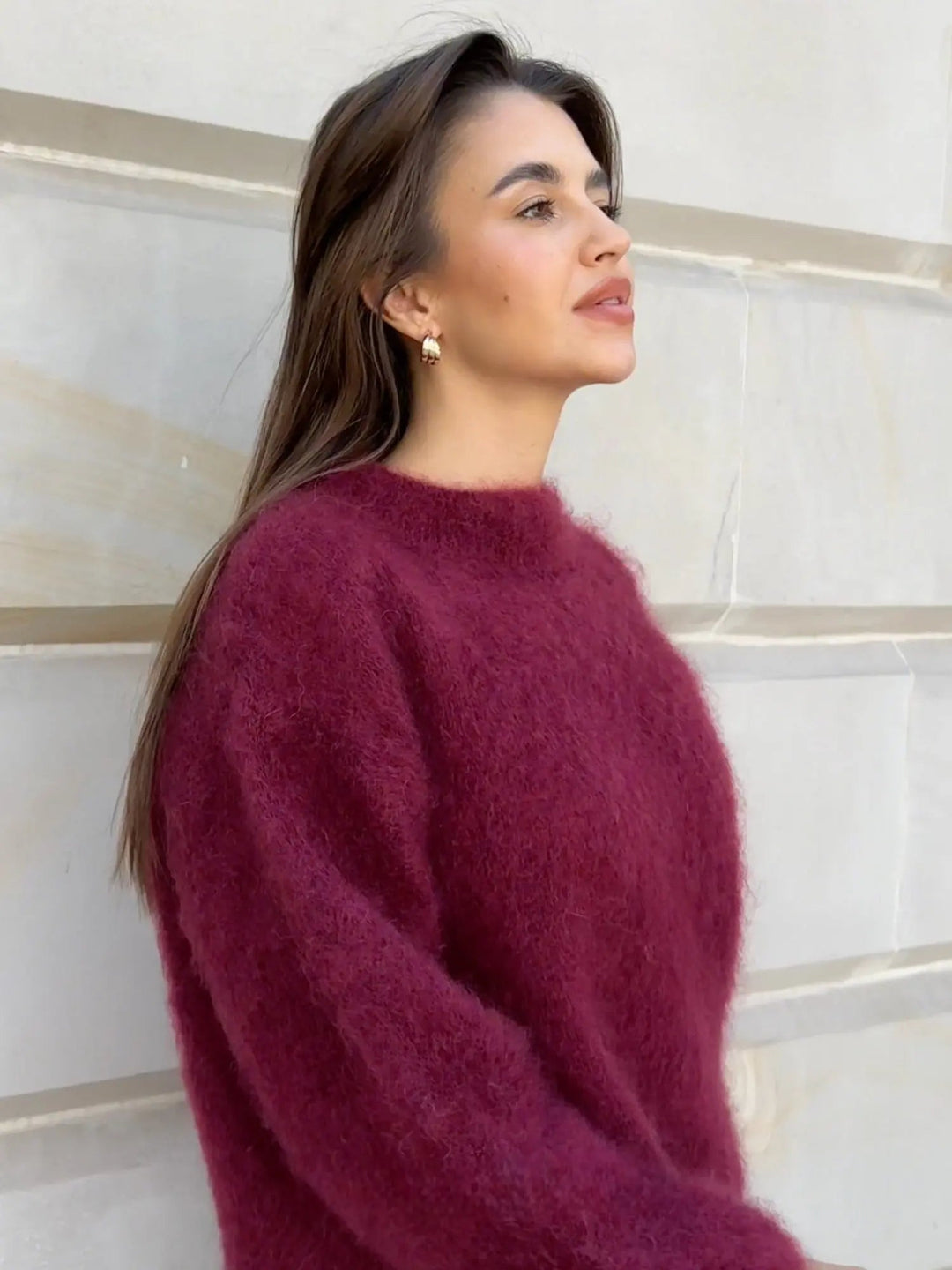 Chic oversized women's sweater with round neck & drop shoulder. Versatile for autumn fashion & winter.