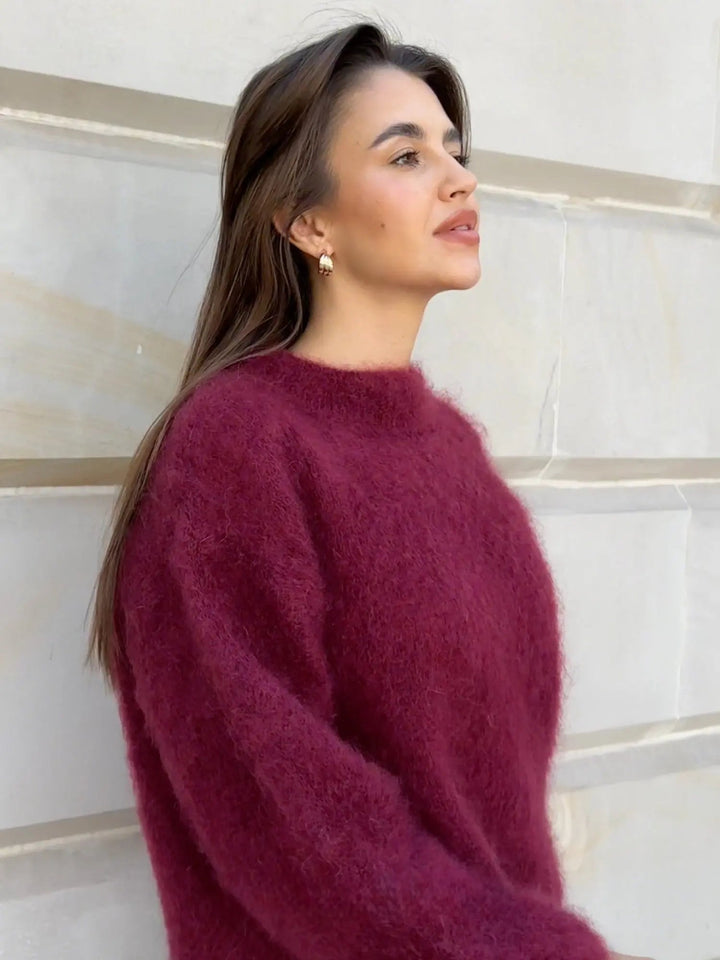 Chic oversized women's sweater with round neck & drop shoulder. Versatile for autumn fashion & winter.