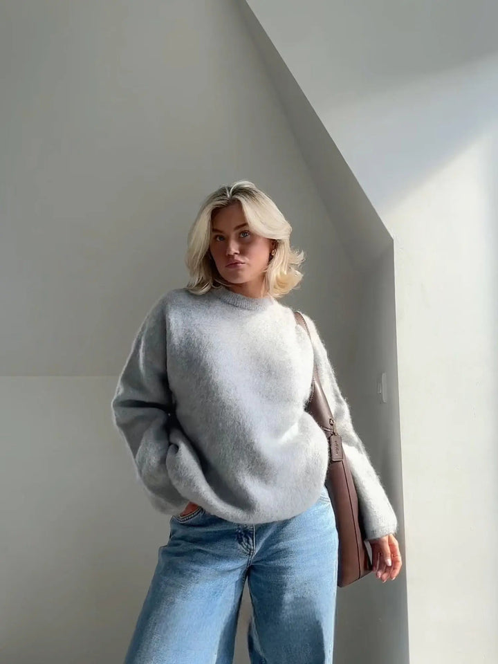 Stylish oversized women's sweater with a relaxed fit. Soft pullover for chic and cozy autumn/winter wear.
