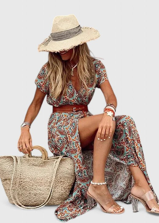 Printed women's bohemian maxi dress. Versatile long summer fashion, ideal for elegant casual outfits and beach vacations.