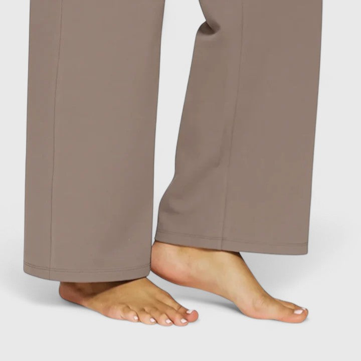 Versatile women's pull-on trousers. Sophisticated, comfortable stretch pants with pockets for any occasion.