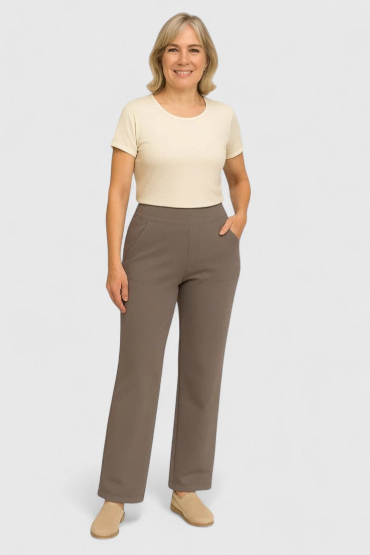 Experience comfort & sophistication with these women's pull-on trousers. Stretch fabric, pockets, smart casual.