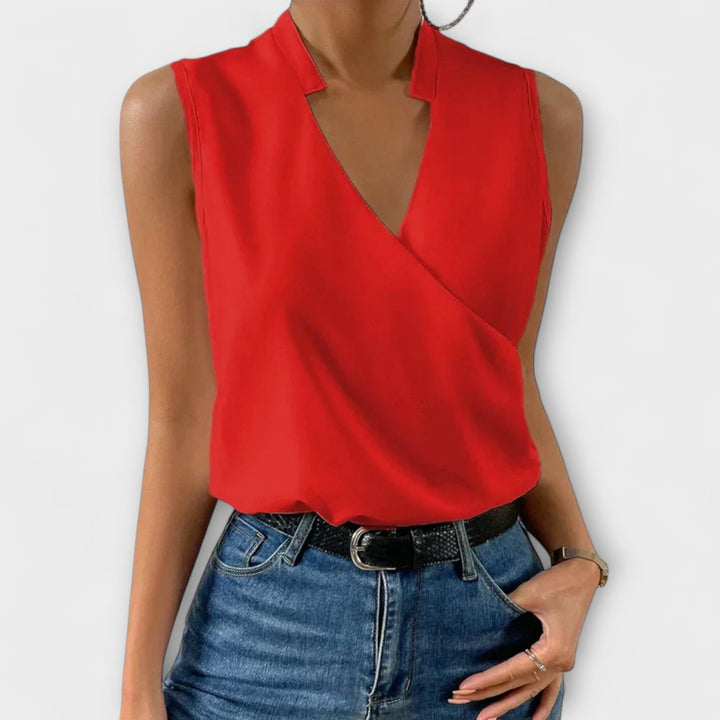 Fashionable V-neck shirt for women, ideal for sophisticated summer outfits and comfortable everyday wear.