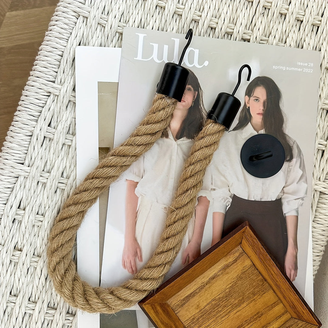 Chic hemp rope toilet paper holder, bringing a touch of rustic elegance to modern bathroom decor.