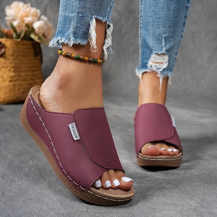 Lightweight women's sandals offering all-day comfort, arch support & a stylish design for casual wear.
