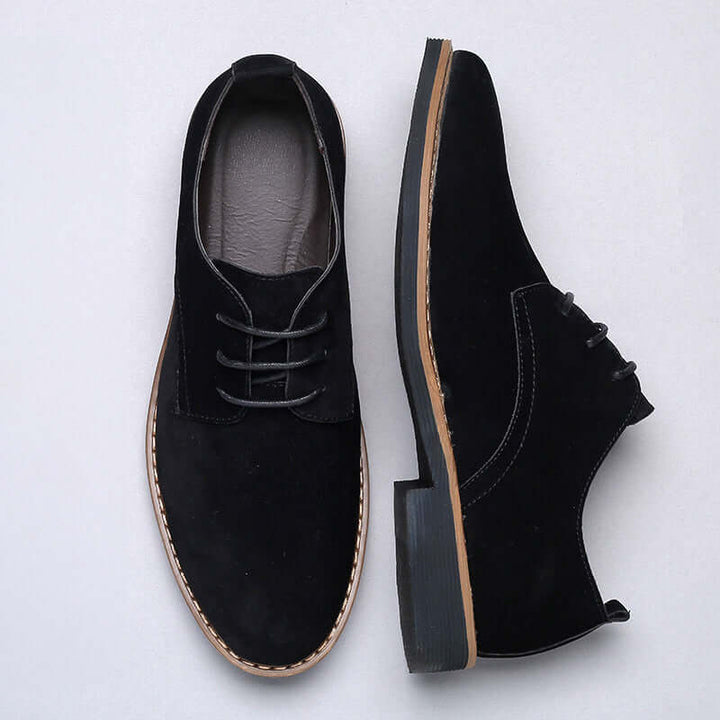 Comfortable men's casual shoes, featuring a stylish design, ideal for everyday wear and outdoor adventures.