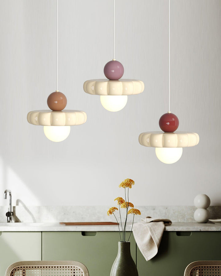 Vintage-style pendant light, a stylish ceiling fixture with modern elegance for dynamic home decor.