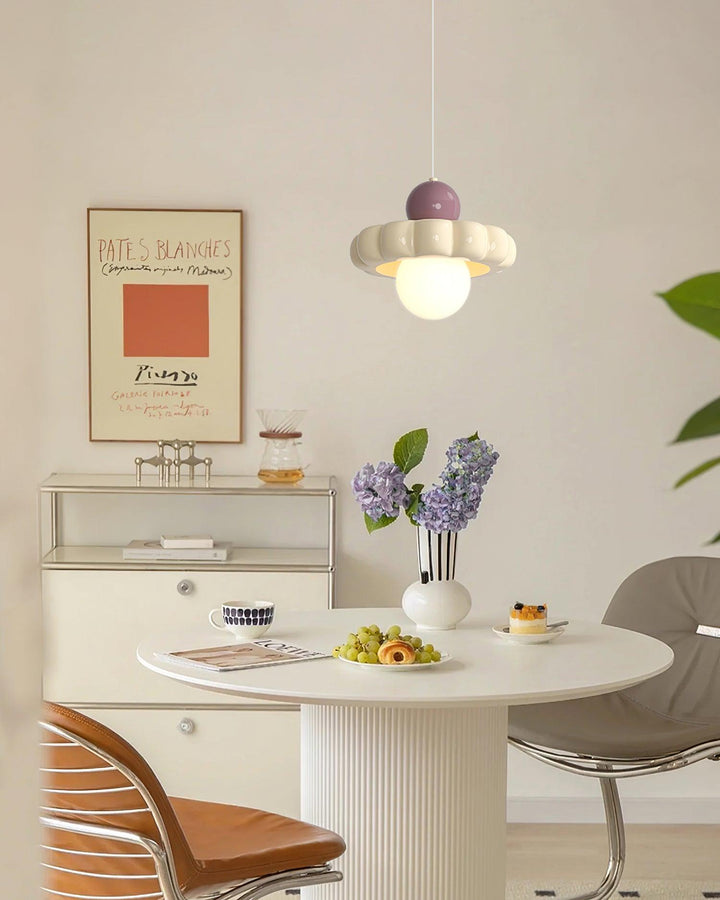 Stylish ceiling fixture: retro pendant light, offering modern elegance and accent lighting for homes.