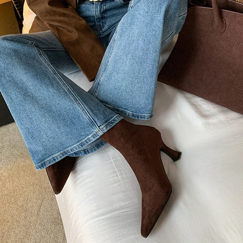 Versatile women's khaki pointed toe heeled ankle boots. Stylish mid-heel for effortless daily wear.