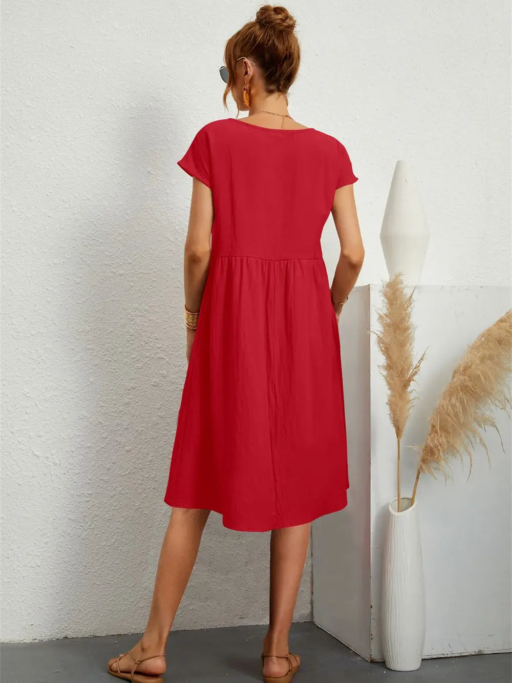 Comfortable women's casual midi dress, relaxed fit with practical pockets for everyday wear.