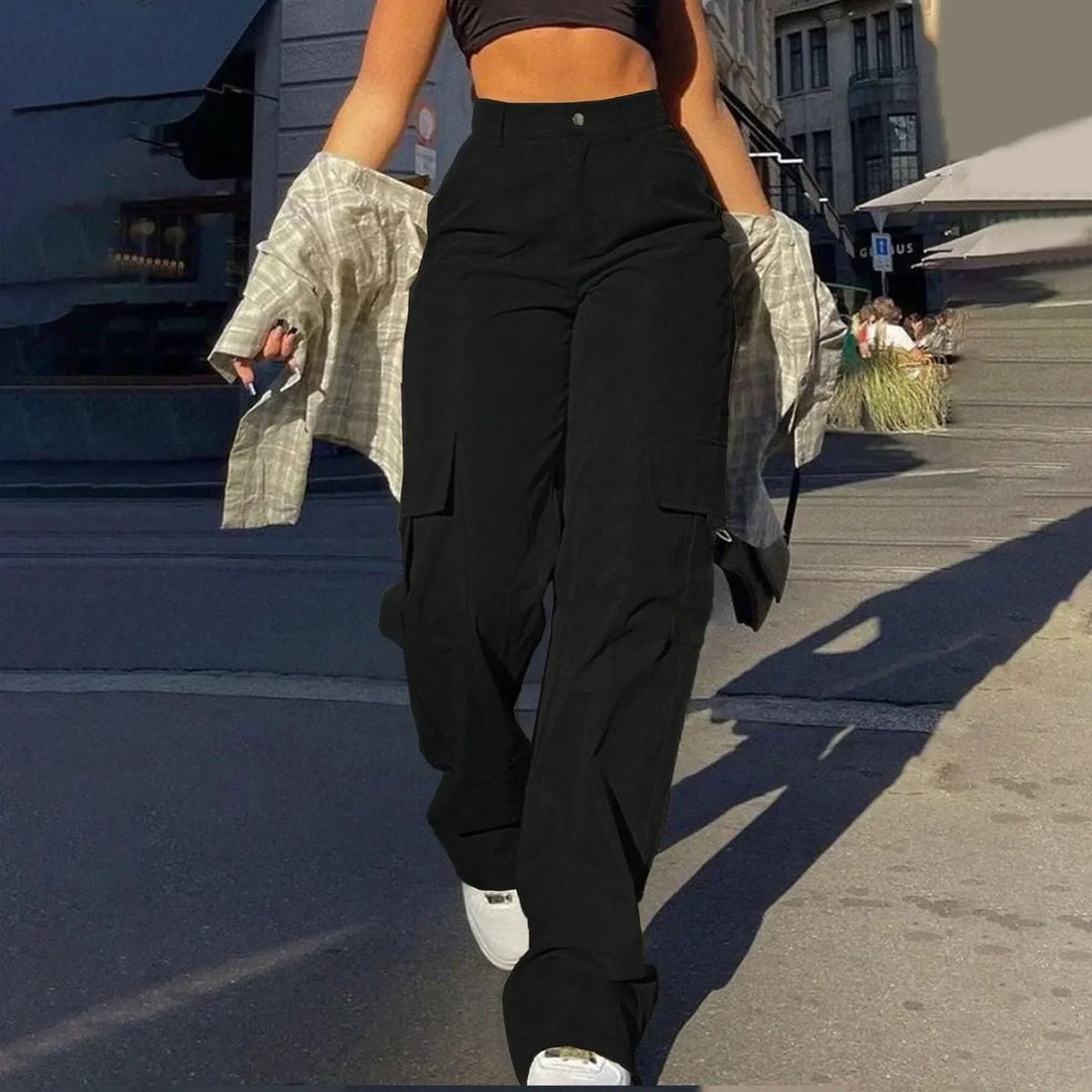 Trendy women's high-waist cargo pants, combining fashion with function & practical pockets for versatility.
