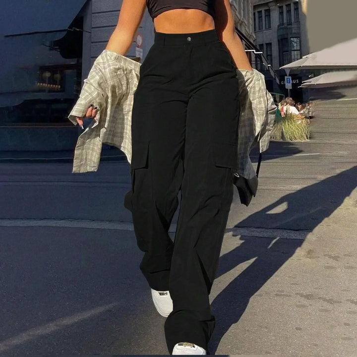 Trendy women's high-waist cargo pants, combining fashion with function & practical pockets for versatility.