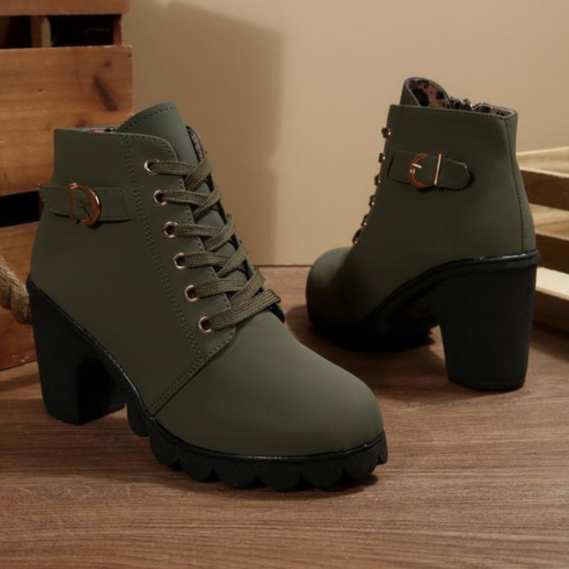 Comfortable women's heeled ankle boots with lace-up front and a practical side zipper, ideal for winter outfits.