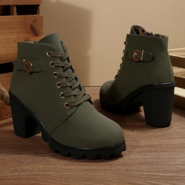 Comfortable women's heeled ankle boots with lace-up front and a practical side zipper, ideal for winter outfits.