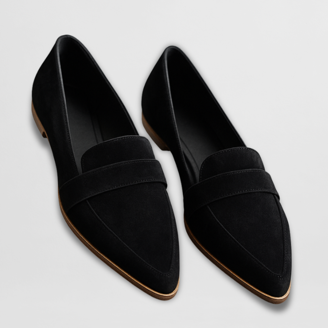 Elegant leopard print women's loafers. Comfortable and stylish slip-on flats, great for versatile casual outfits.