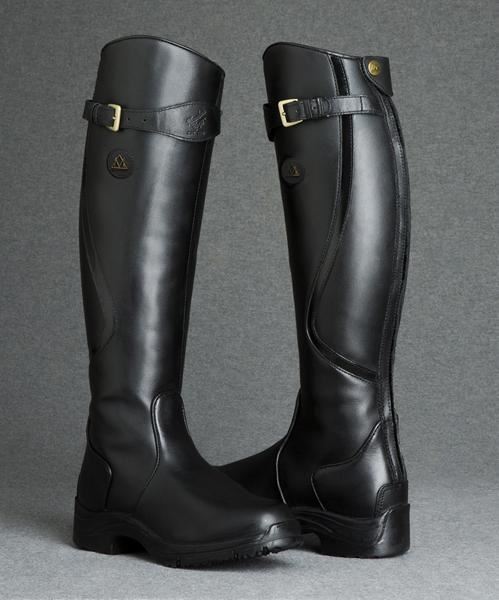 Anti-slip Nova waterproof women's ankle boots, ideal for outdoor adventures & wet conditions.