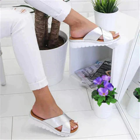 Minimalist and stylish orthopedic sandals for women, perfect for summer comfort