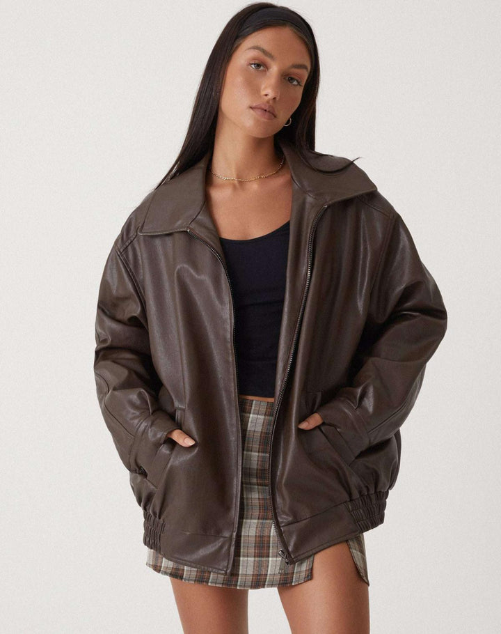 Stylish women's oversized fashion jacket for versatile layering. Perfect trendy outerwear for autumn & winter.