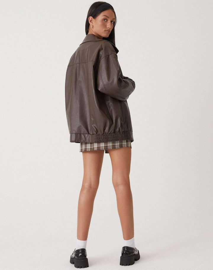 Black women's oversized fashion jacket. Trendy & stylish outerwear, ideal for versatile autumn/winter styling.
