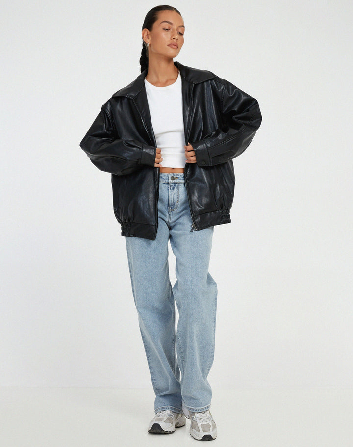 Warm women's oversized winter jacket. Stylish and cozy outerwear with a relaxed fit for cold weather.