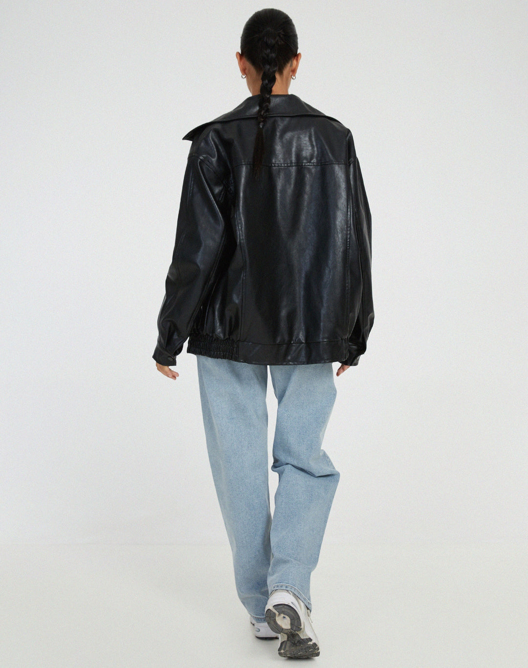 Chic women's oversized autumn jacket, perfect for trendy layering. Versatile fashion outerwear for women.